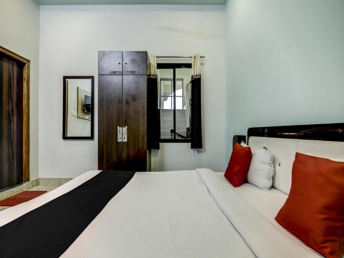 Capital O 72337 Hotel Konkan Tadka Mumbai Exteriör bild